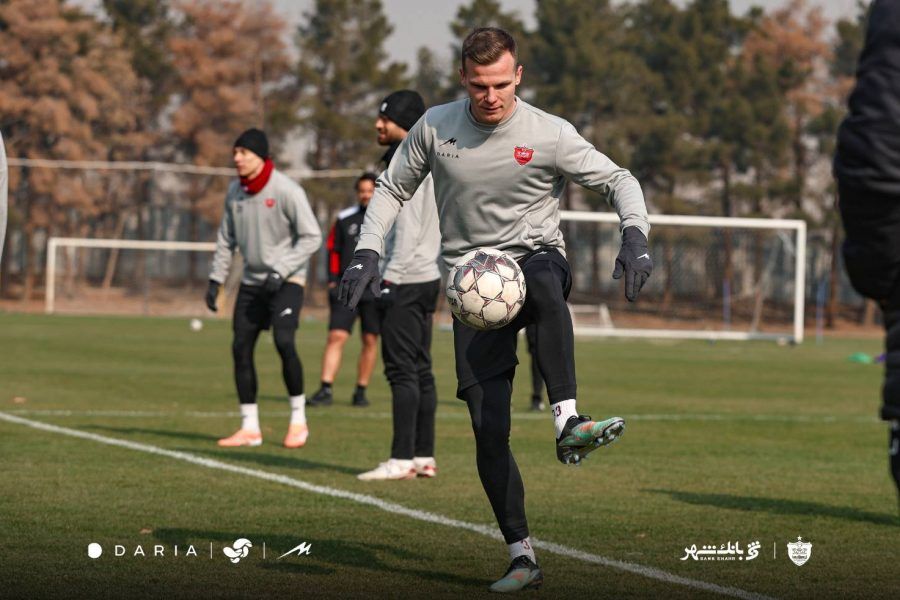 Hiába féltik családtagjai a forrongó politikai helyzettől, Iránban akar futballsztár lenni Gera