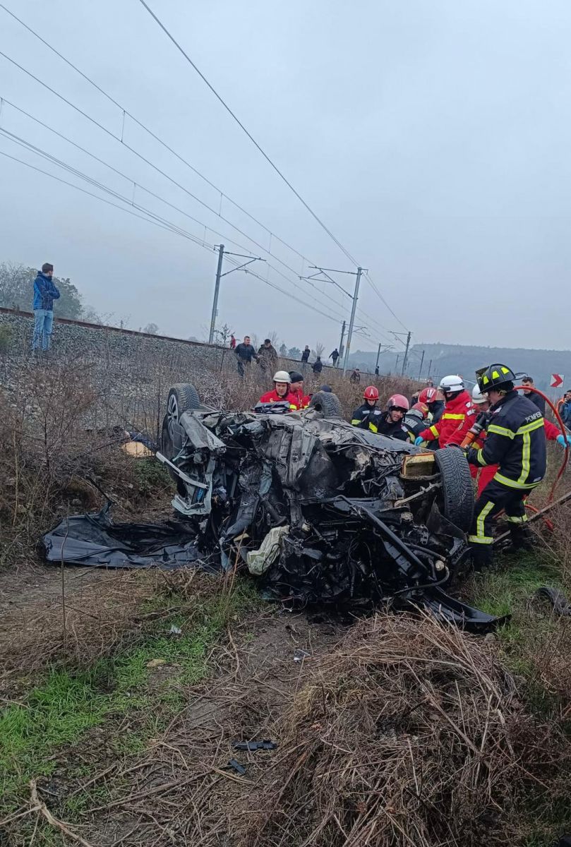 Un buldoexcavator de 25 de tone a căzut peste o mașină în care se aflau două tinere, pe DN7. Una a murit, cealaltă a fost grav rănită | FOTO