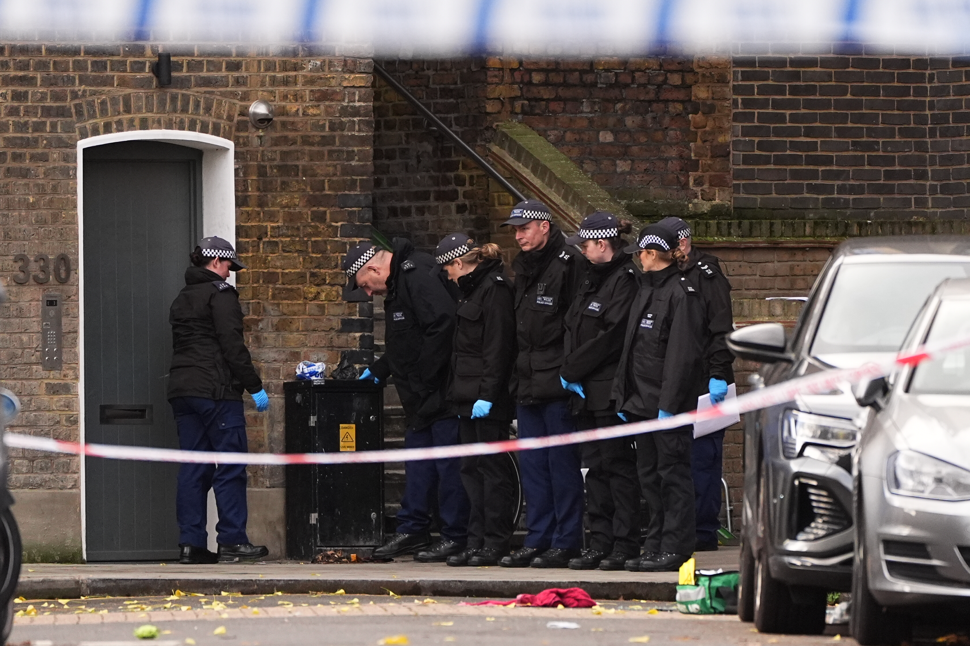 Atac armat în Londra. O fetiță de 8 ani și tatăl ei au fost grav răniți, după ce un tânăr a tras focuri de armă din mașină