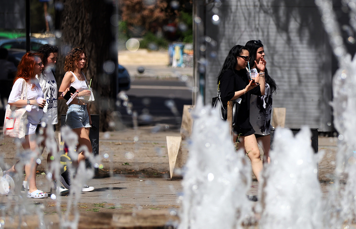 IMAGINI din Bucureștiul aprins de caniculă. A treia zi cu temperaturi de peste 35 de grade Celsius