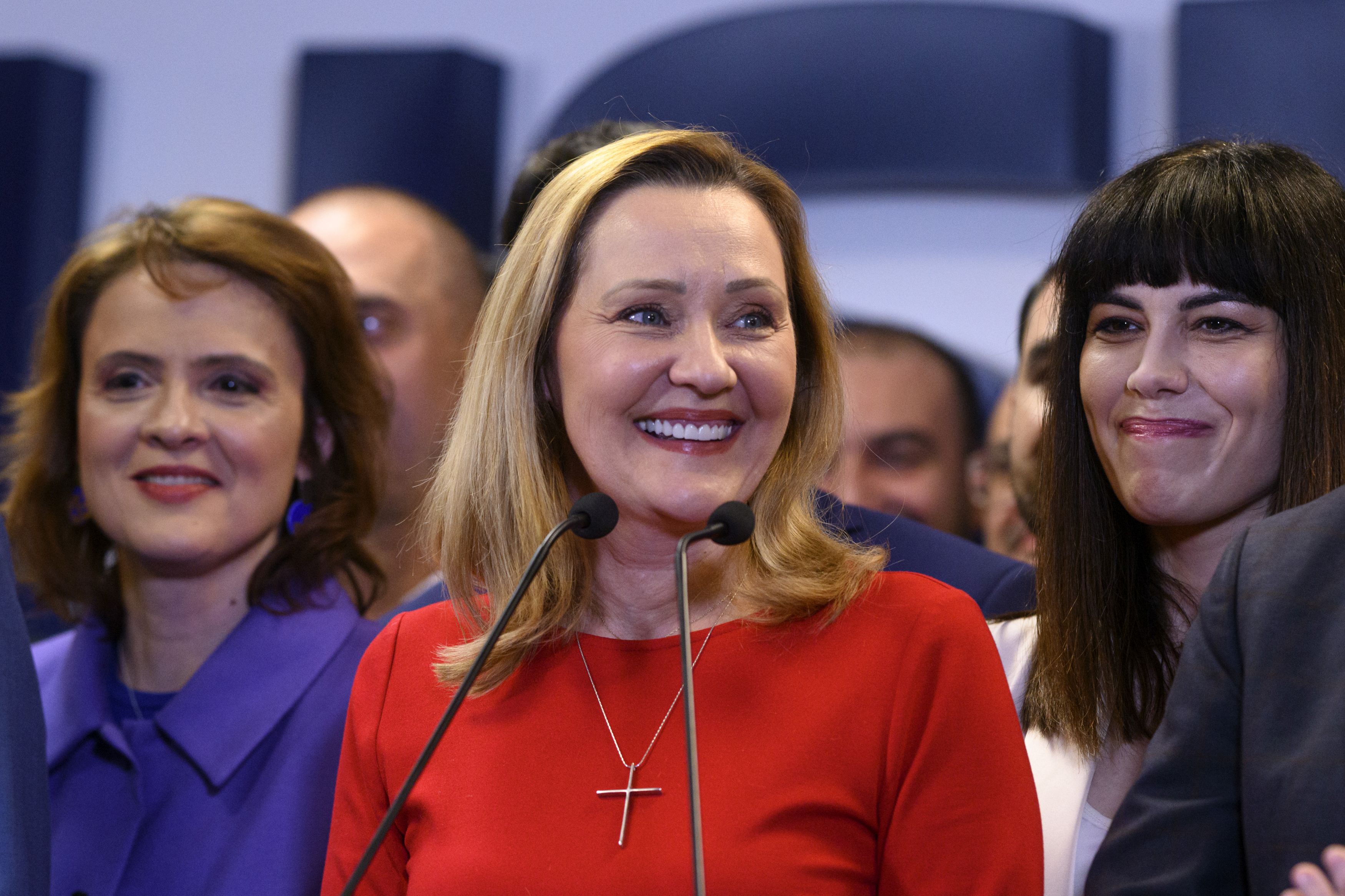 Imagini de arhivă cu Elena Lasconi. Cum arăta înaintea anilor 2000, când era corespondent PRO TV