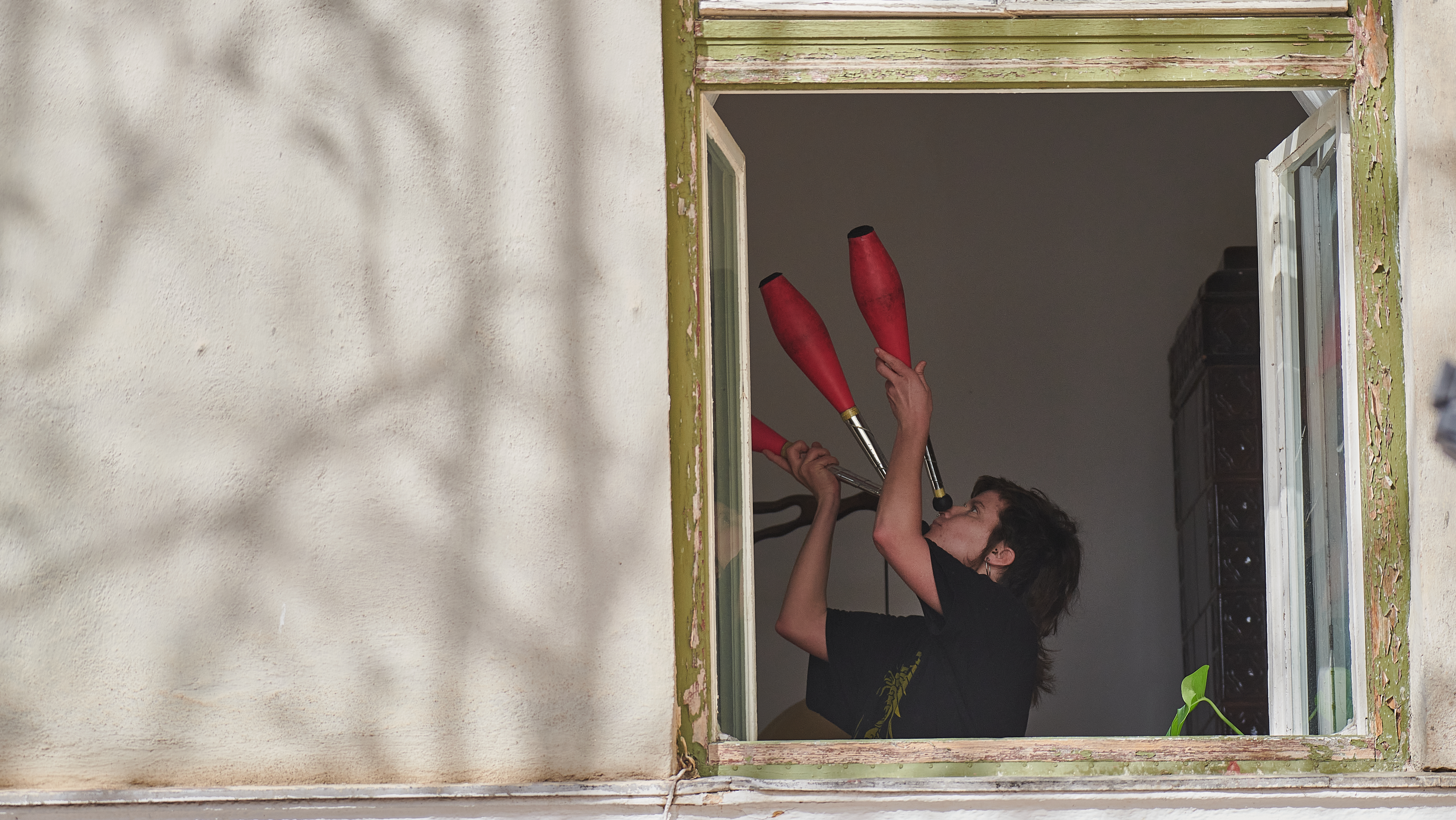 O artistă stradală din Argentina, spectacol din apartamentul din Sibiu, unde e blocată de mai bine de o lună