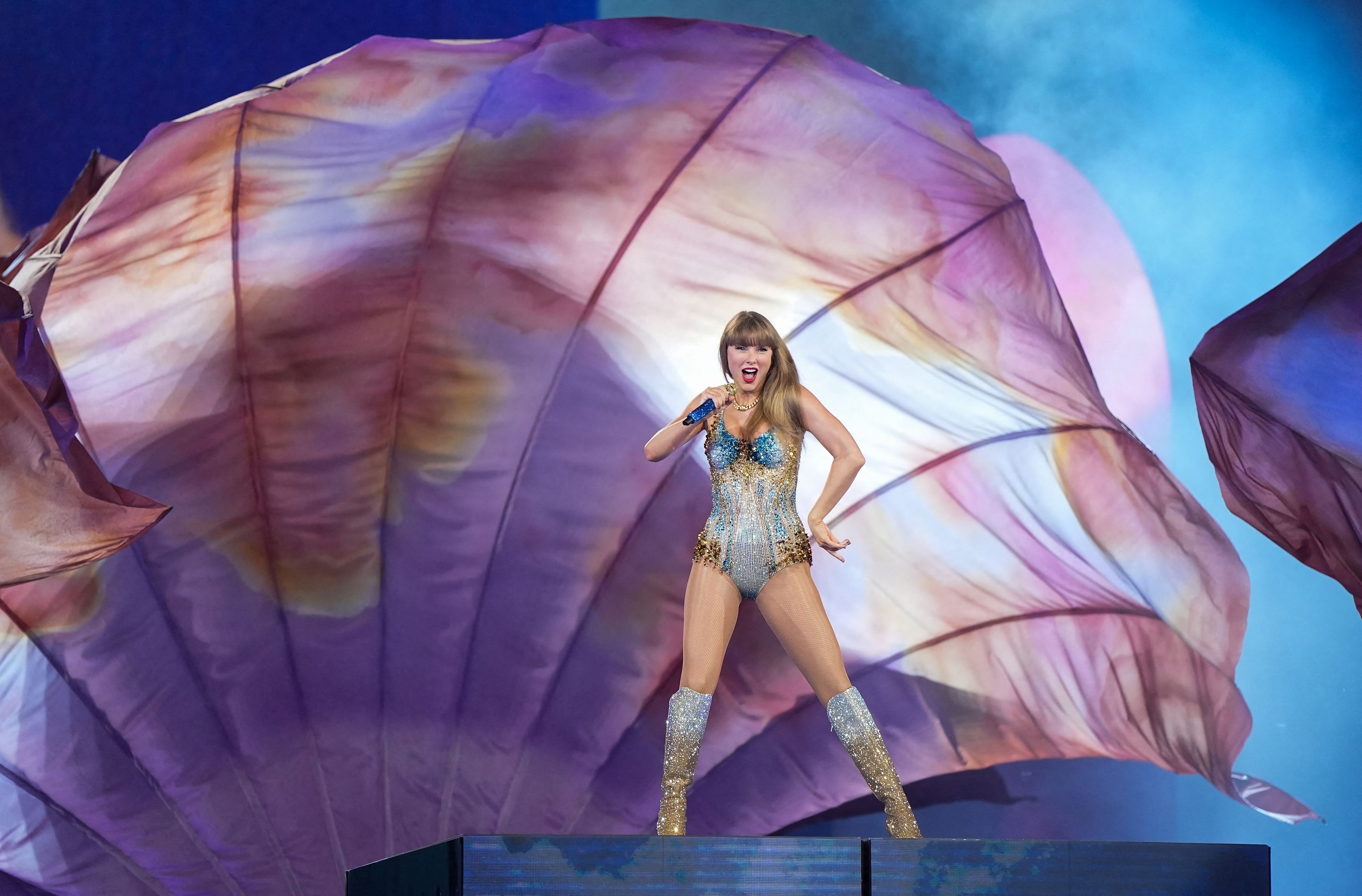 Câți bani le-a dat Taylor Swift angajaților care au lucrat cu ea la turneul de două miliarde de dolari