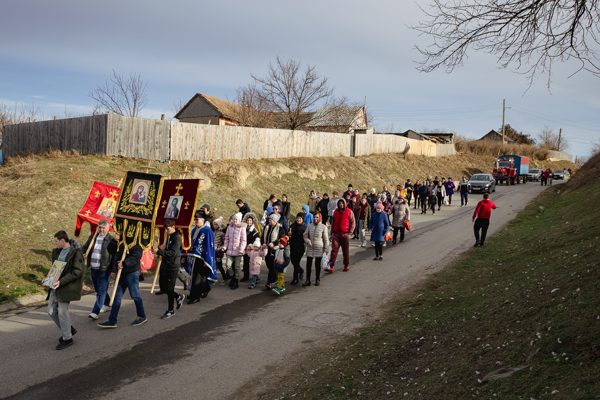 REPORTAJ Boboteaza pe malul Dunării, în comuna Ostrov: procesiune la debarcader, concurs de prins crucea și curse de cai