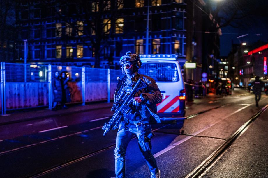 Cel puțin o persoană a fost luată ostatică în Amsterdam de un bărbat înarmat, anunță Poliția locală