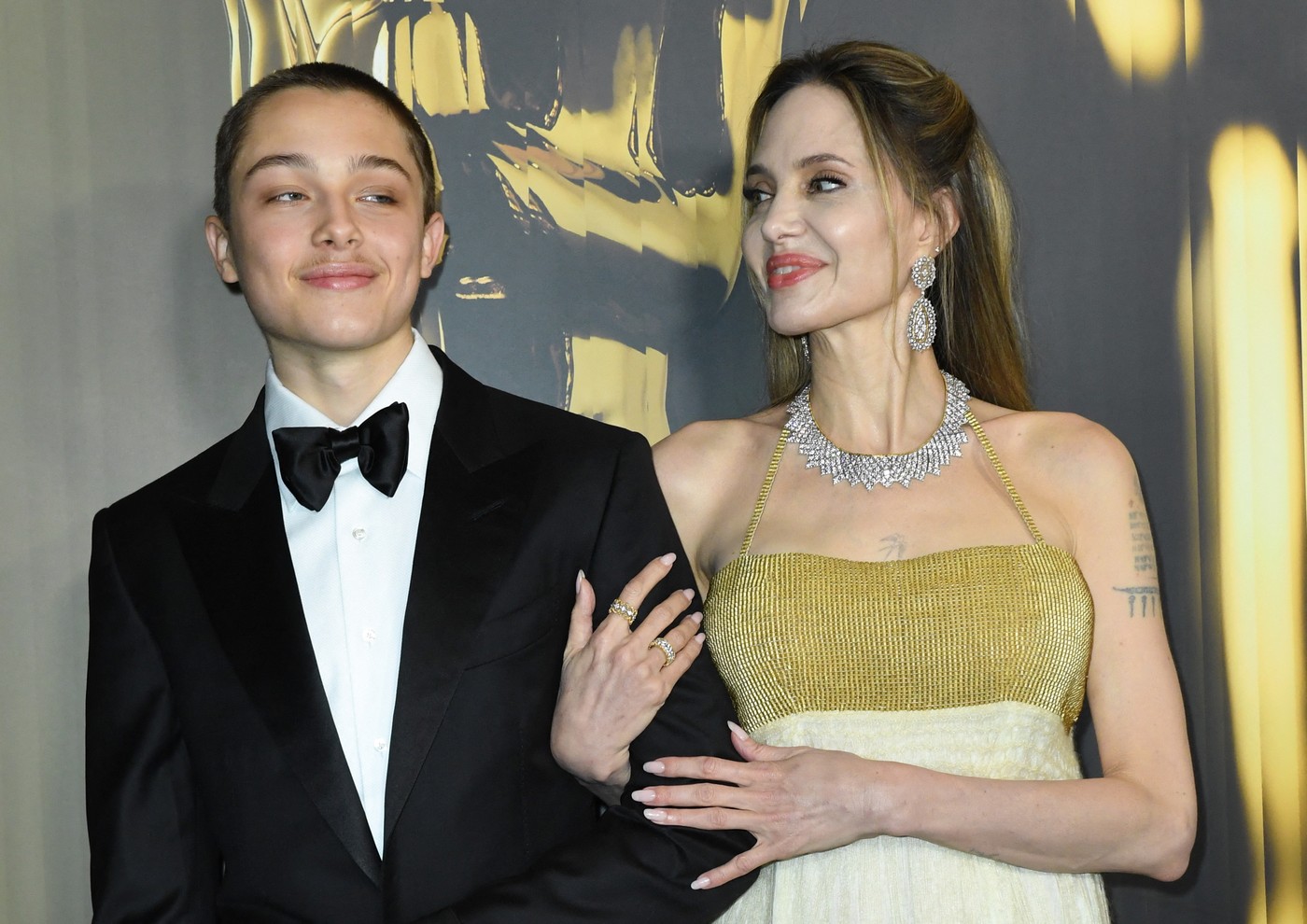 Transformarea lui Knox, băiatul Angelinei Jolie. La 17 ani, el a apărut cu părul vopsit roz, inspirat fiind chiar de mama lui