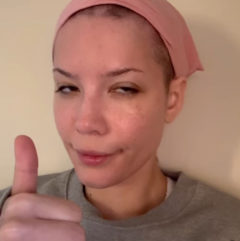 Halsey, diagnosticată cu două boli grave: „Sunt norocoasă că sunt în viață”. Artista s-a filmat în timpul tratamentului