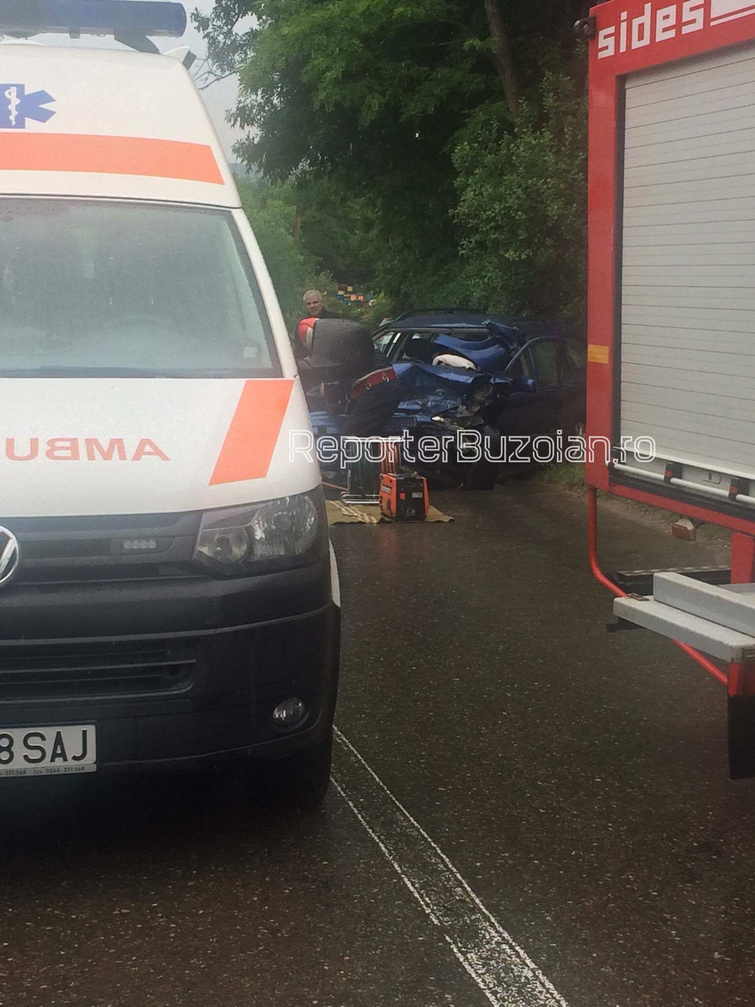 Șase oameni, răniți într-un accident în județul Buzău. Impact violent între două mașini