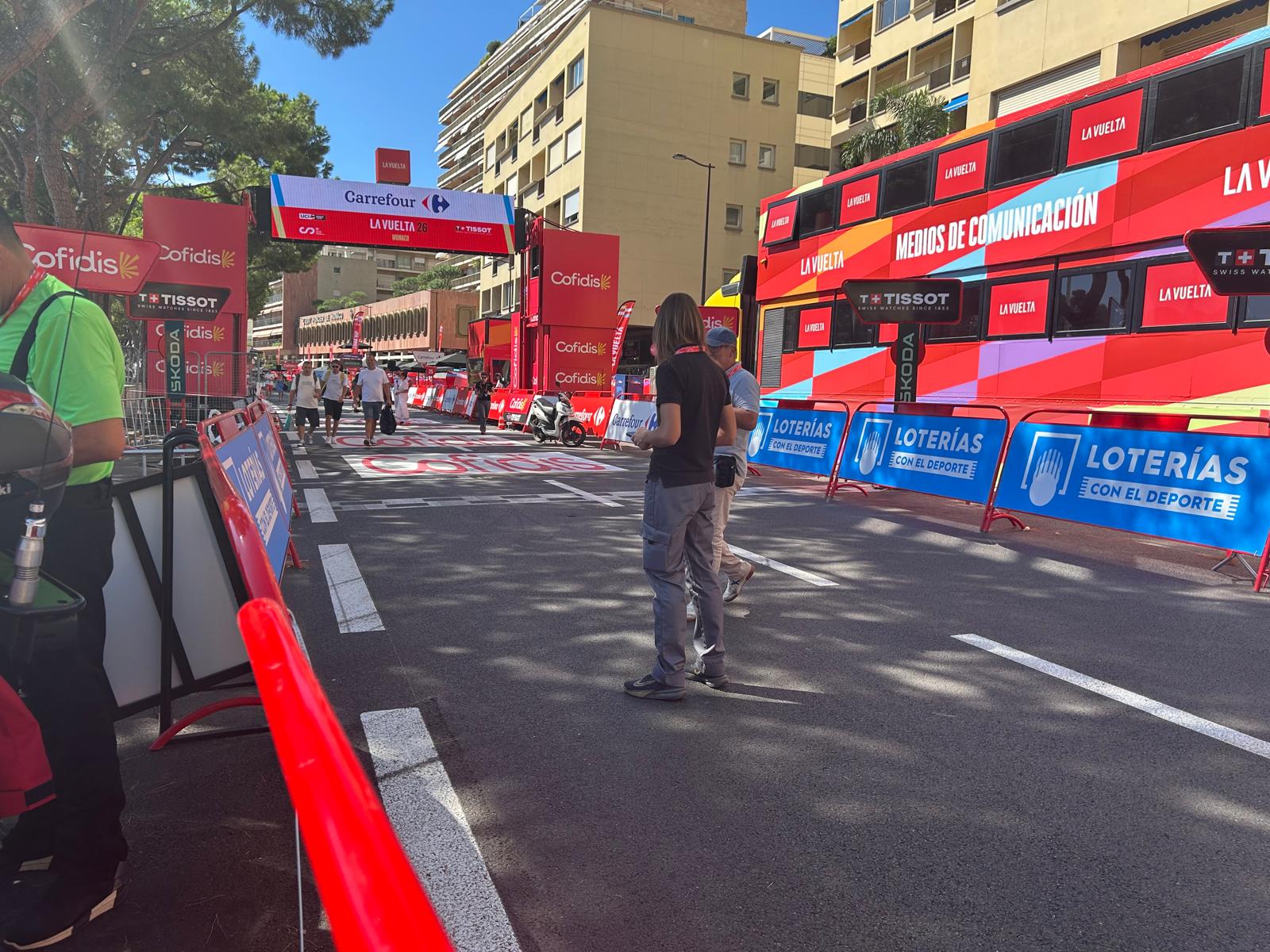 Echipele și-au blindat camioanele în care țin biciclete de 200.000 de euro, din cauza hoților români și bulgari: „Bande organizate au dat multe lovituri”. Reportaj în Port Hercule din Monte Carlo, înaintea startului La Vuelta 2026