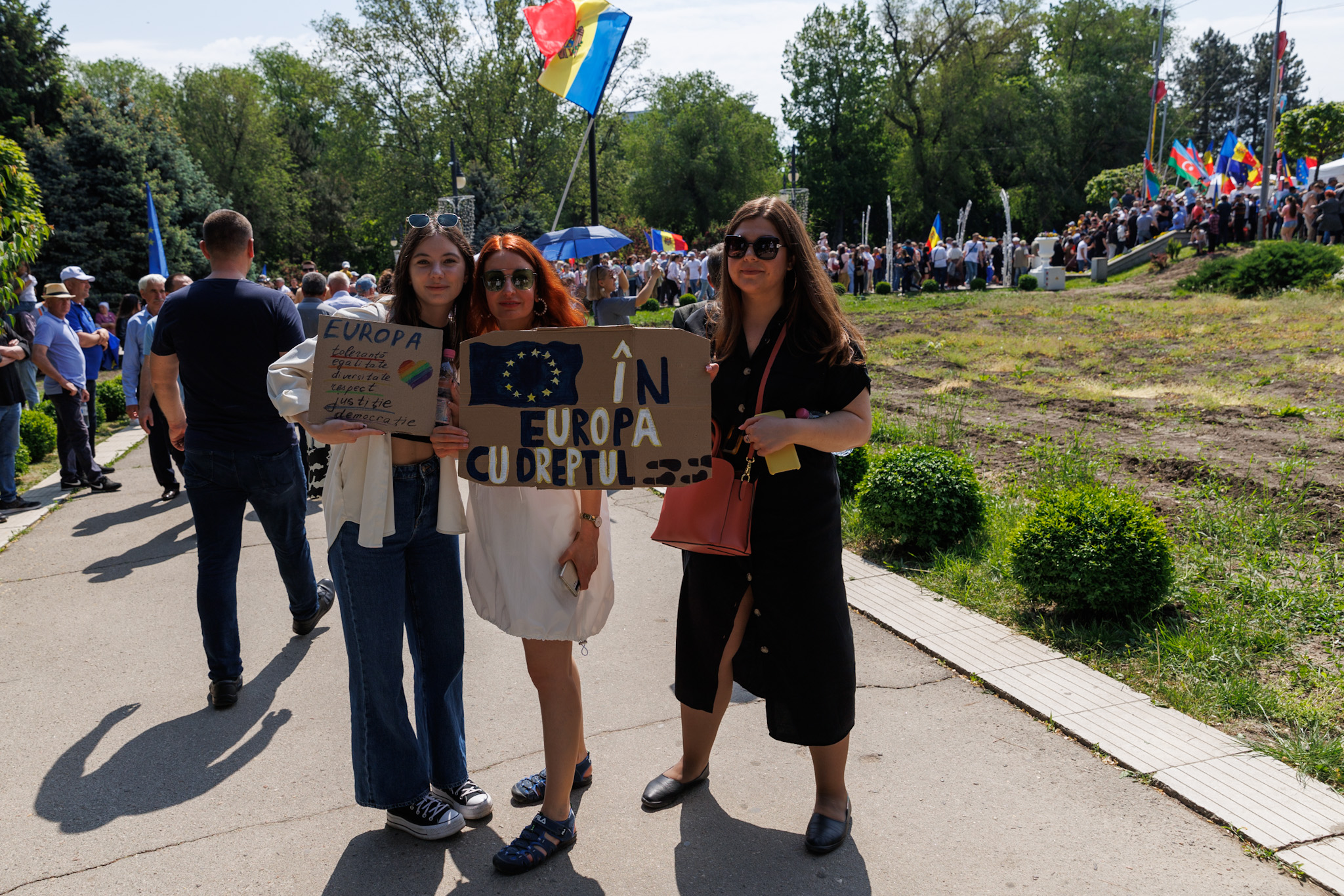 REPORTAJ. Marșul moldovenilor spre Vest a trecut peste șoselele pavate de sovietici. Libertatea a mers cu un autocar cu manifestanți spre piața din Chișinău în care 80.000 de oameni au strigat că vor în Europa