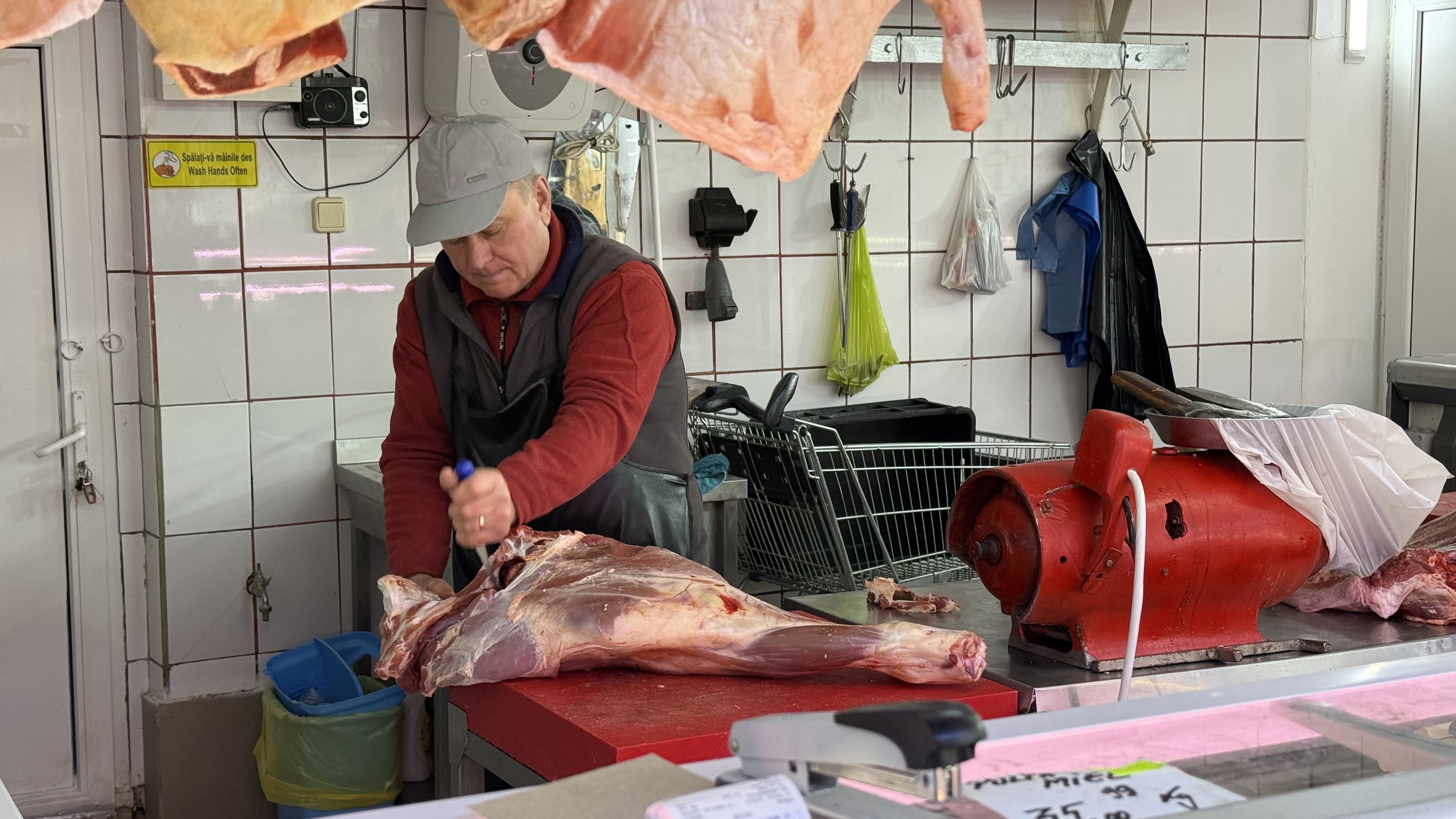 Cum își pregătesc comercianții marfa pentru masa de Paște: „Oamenii vor calitate. Avem miel de Dobrogea. Sperăm să vindem tot”