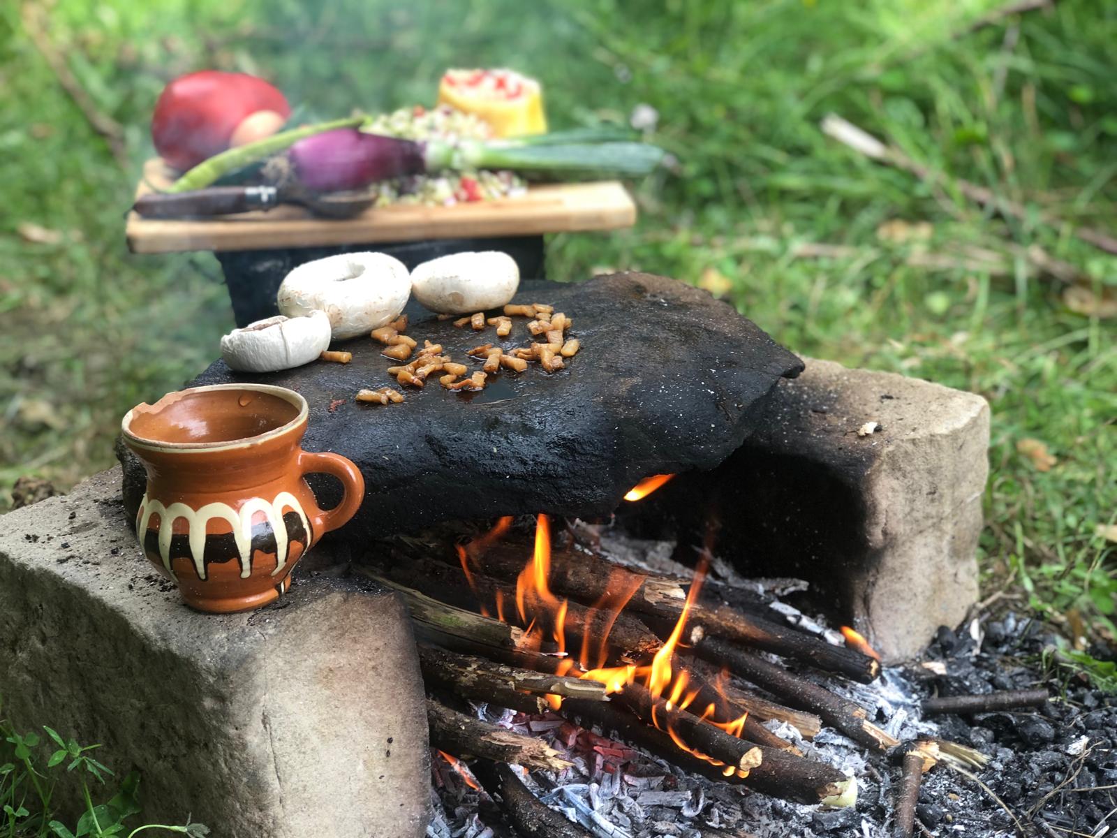 Omul de afaceri care și-a făcut bucătărie în mijlocul pădurii: „Pe mine mă strâng pereții”. Rețeta dezvăluită pentru Libertatea: aripioare de porc la ceaun