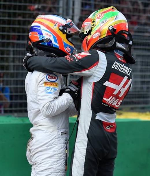Incident în Formula 1, la prima cursă a sezonului! ^La Melbourne, bolidul lui Fernando Alonso s-a făcut acordeon, la 200 km/h! / GALERIE FOTO