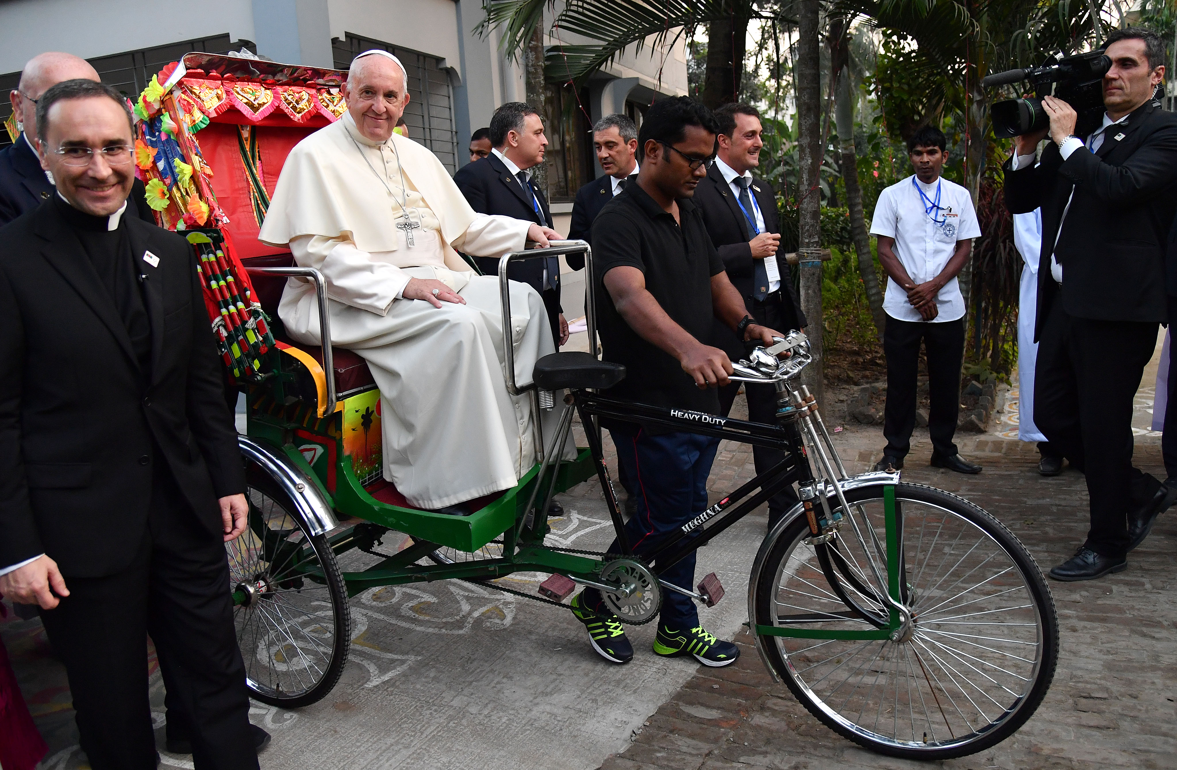 Papa Francisc s-a plimbat cu rișca în Bangladesh