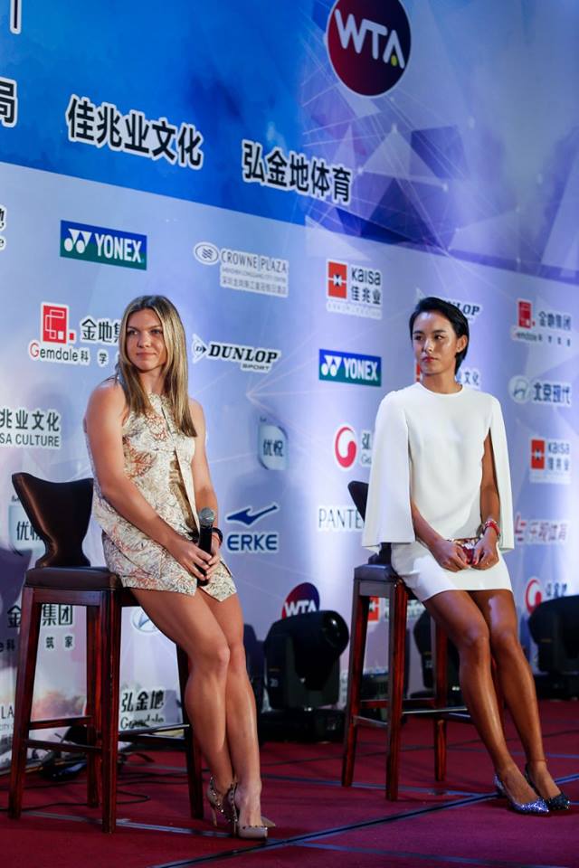 Aventura Simonei Halep la turneul de la Shenzhen în imagini. Afară a zâmbit, pe teren s-a chinuit / GALERIE FOTO & VIDEO