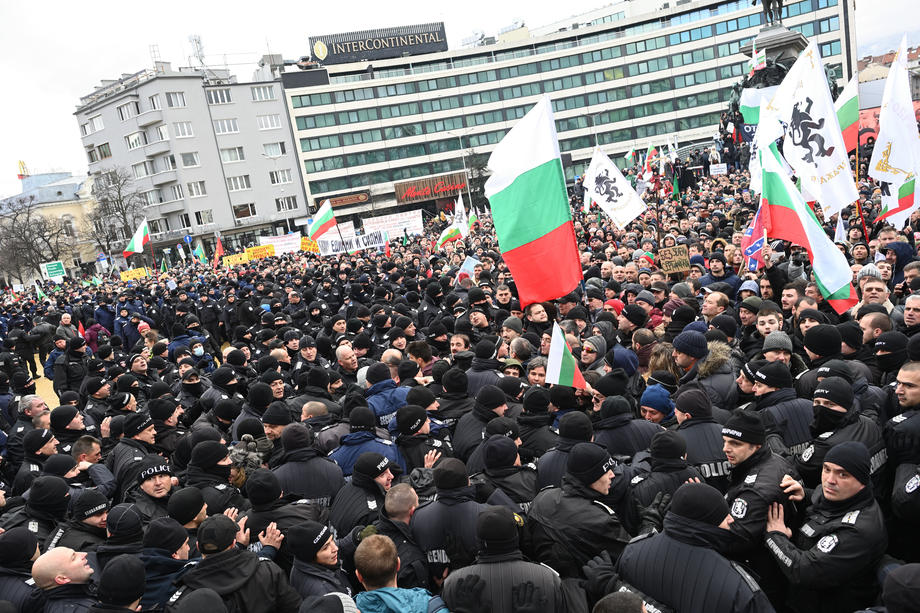 Incidente în Bulgaria, la un protest antirestricții. Manifestanții au vrut să intre în Parlament, unde ușile au fost baricadate cu mese