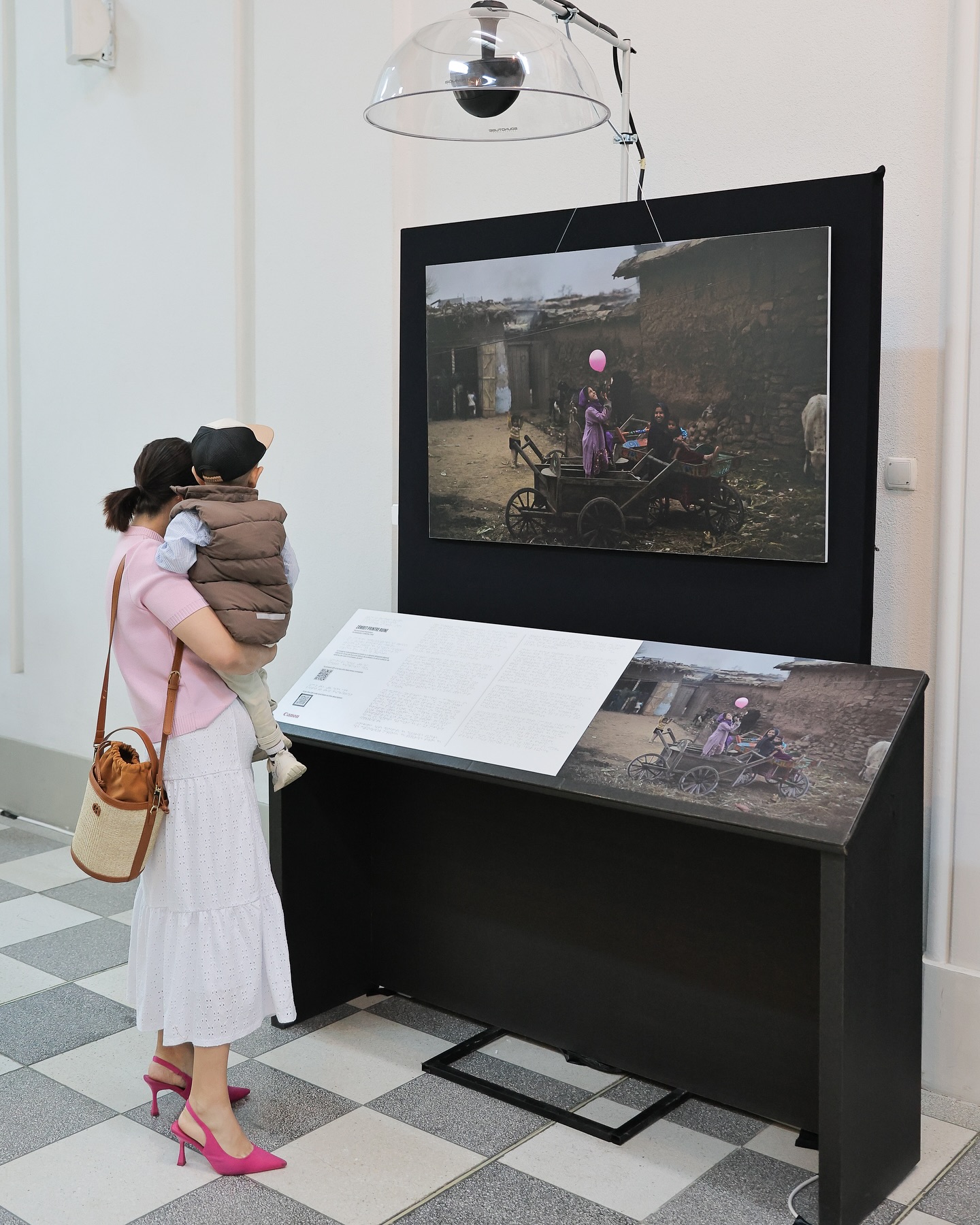 Fotografiile în relief se pot simți și poveștile lor se pot auzi, o expoziție foto pentru nevăzători a fost deschisă la Iași