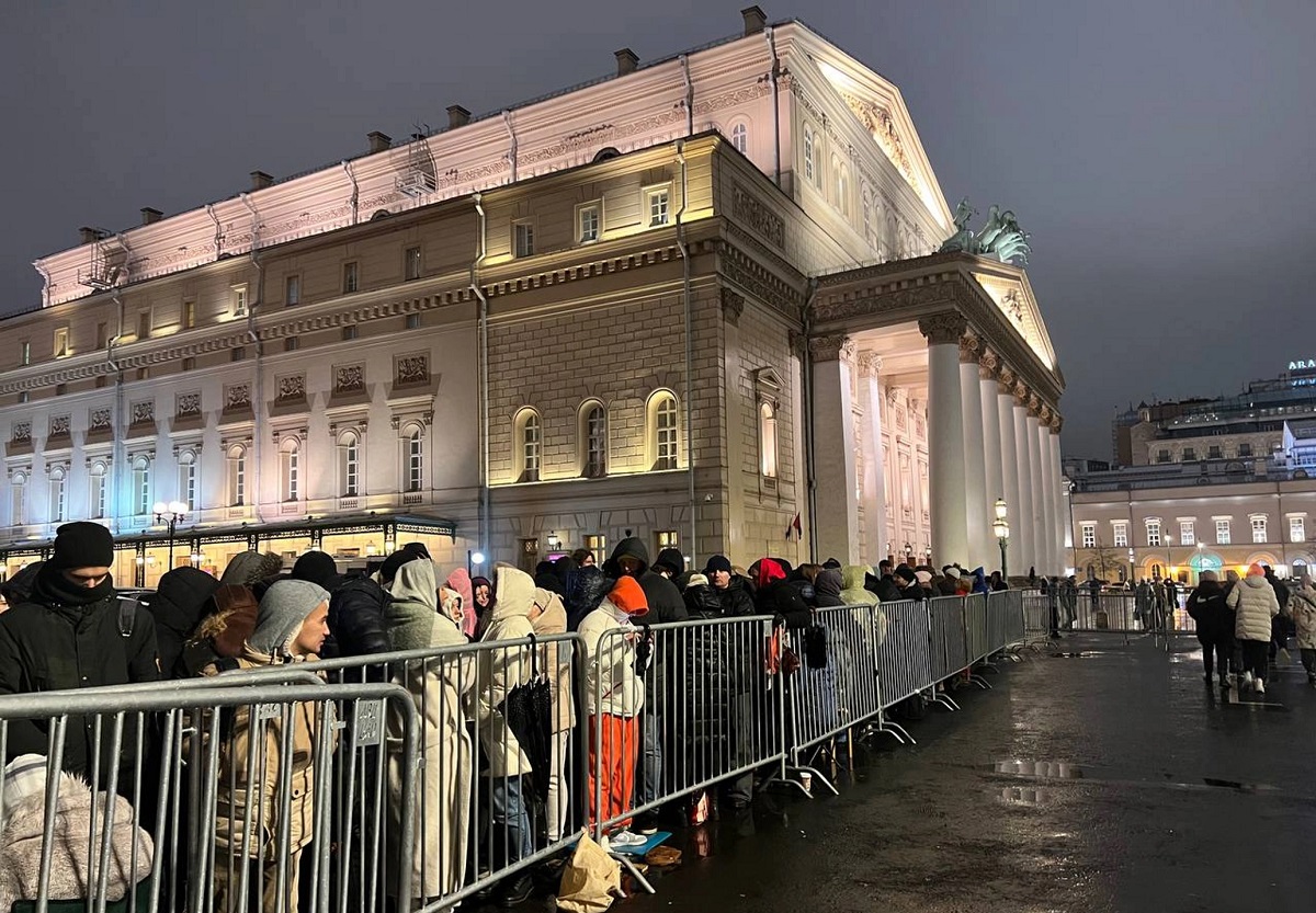 Rușii au stat la cozi uriașe mai multe zile, în fața Teatrului Balșoi din Moscova, ca să cumpere bilete la baletul „Spărgătorul de nuci”