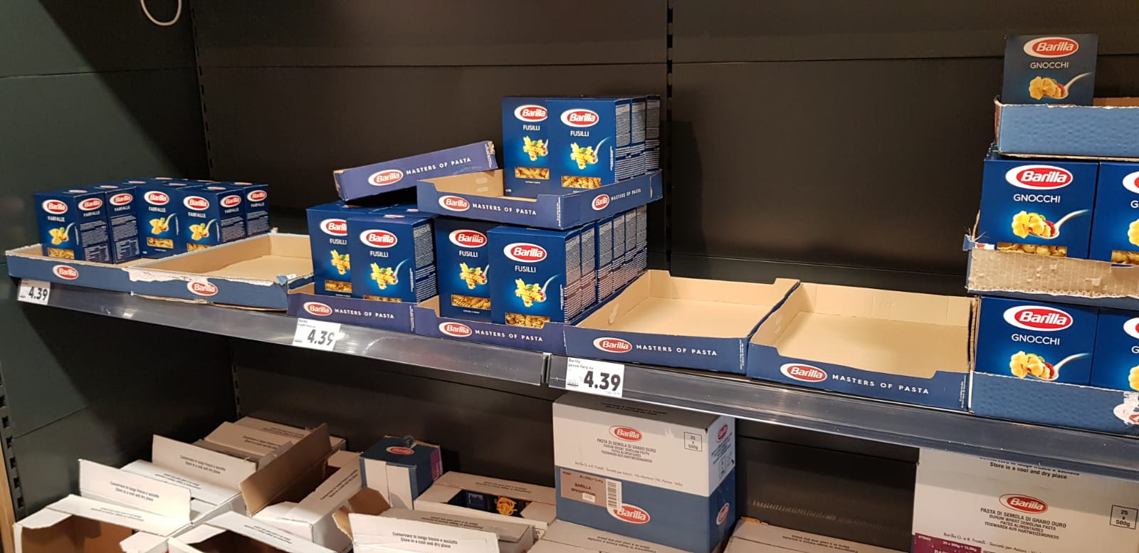 FOTO | Cozi la supermarketuri, de teama coronavirusului: „Ca de Crăciun, Paște sau 1 Mai a fost”