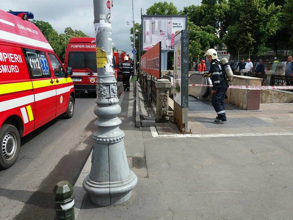 UPDATE / Circulația metroului pe magistrala Berceni-Pipera a fost reluată. Pompierii au intervenit după ce a ieșit fum din tunel / FOTO