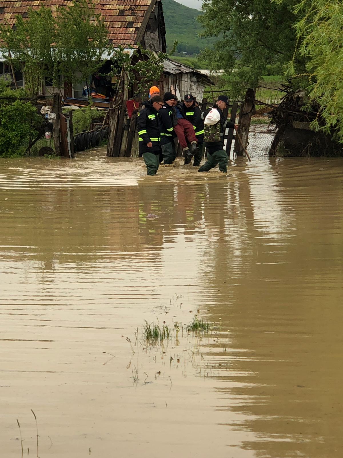 FOTO&VIDEO/ Zeci de locuințe și gospodării inundate în județul Vaslui. Pompierii au evacuat mai multe persoane și animale