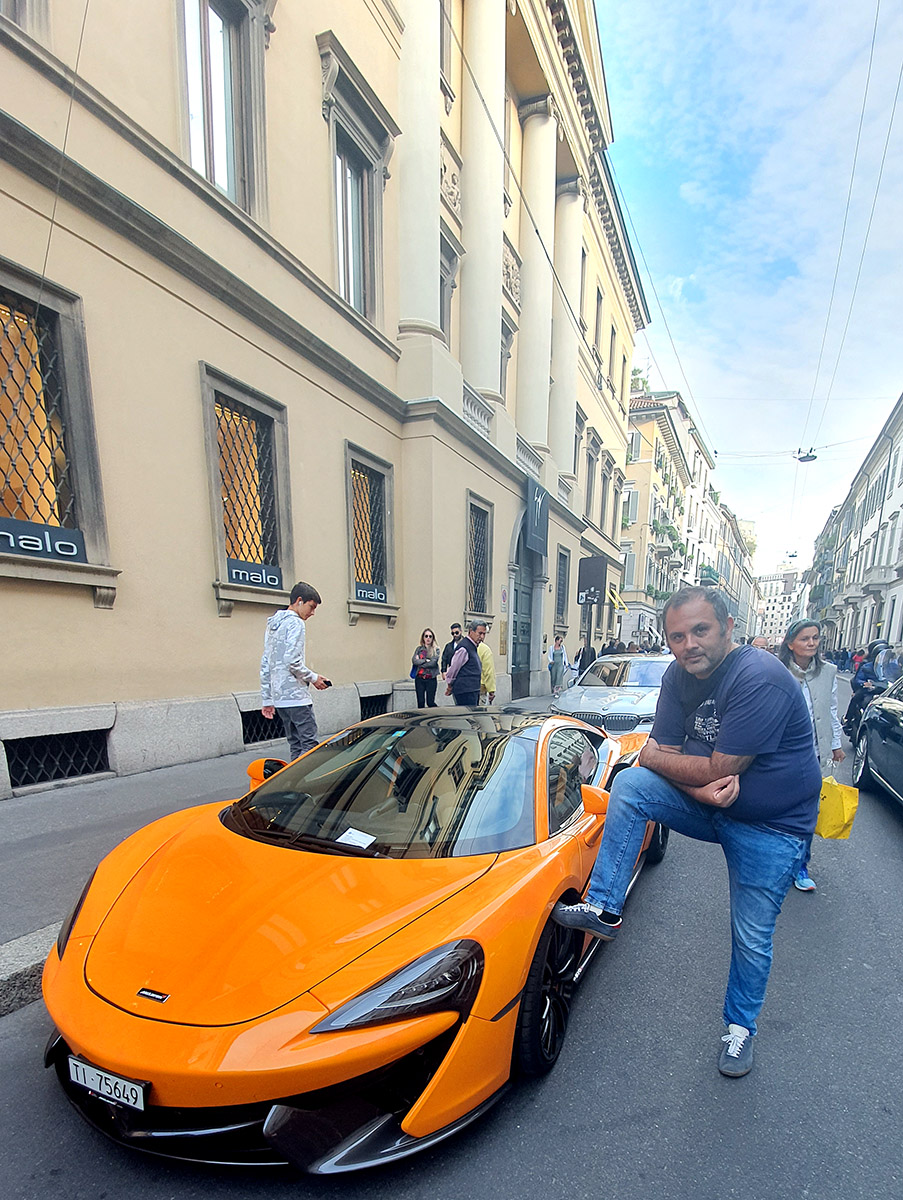 La pas pe cea mai luxoasă stradă din Europa. Un metru pătrat construit valorează 38.000 de euro, iar magazinele celebre produc 12% din venitul brut pe cap de locuitor al orașului Milano!