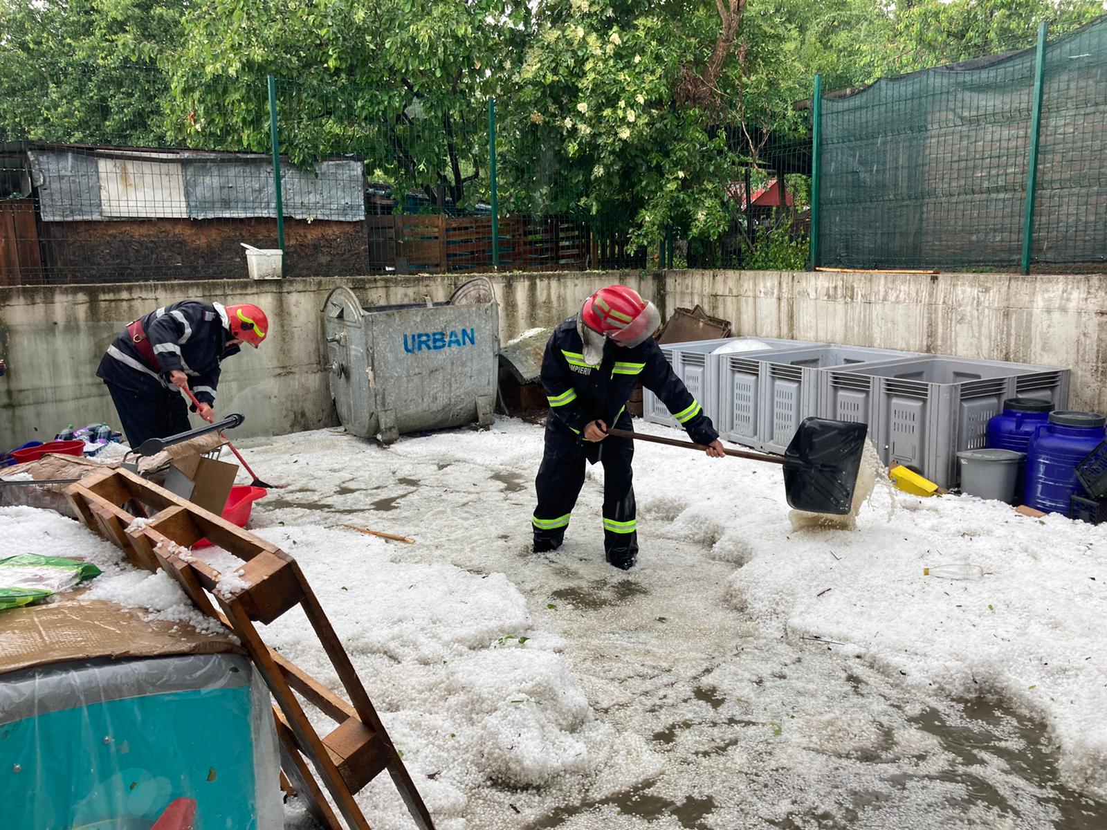 Grindină adunată cu lopata în Vâlcea. O ploaie torențială a făcut ravagii și la Sibiu