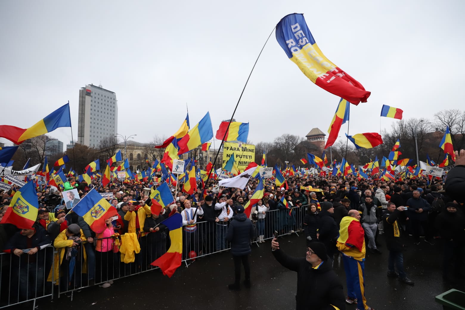 Străzi închise de poliție în ultima clipă în București, în timpul mitingului anunțat de AUR pe 1 martie