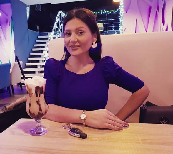 Bianca Rus, dezlănțuită. Îmbrăcată sumar și întinsă pe covor, aruncă săgeți spre fostul soț | FOTO