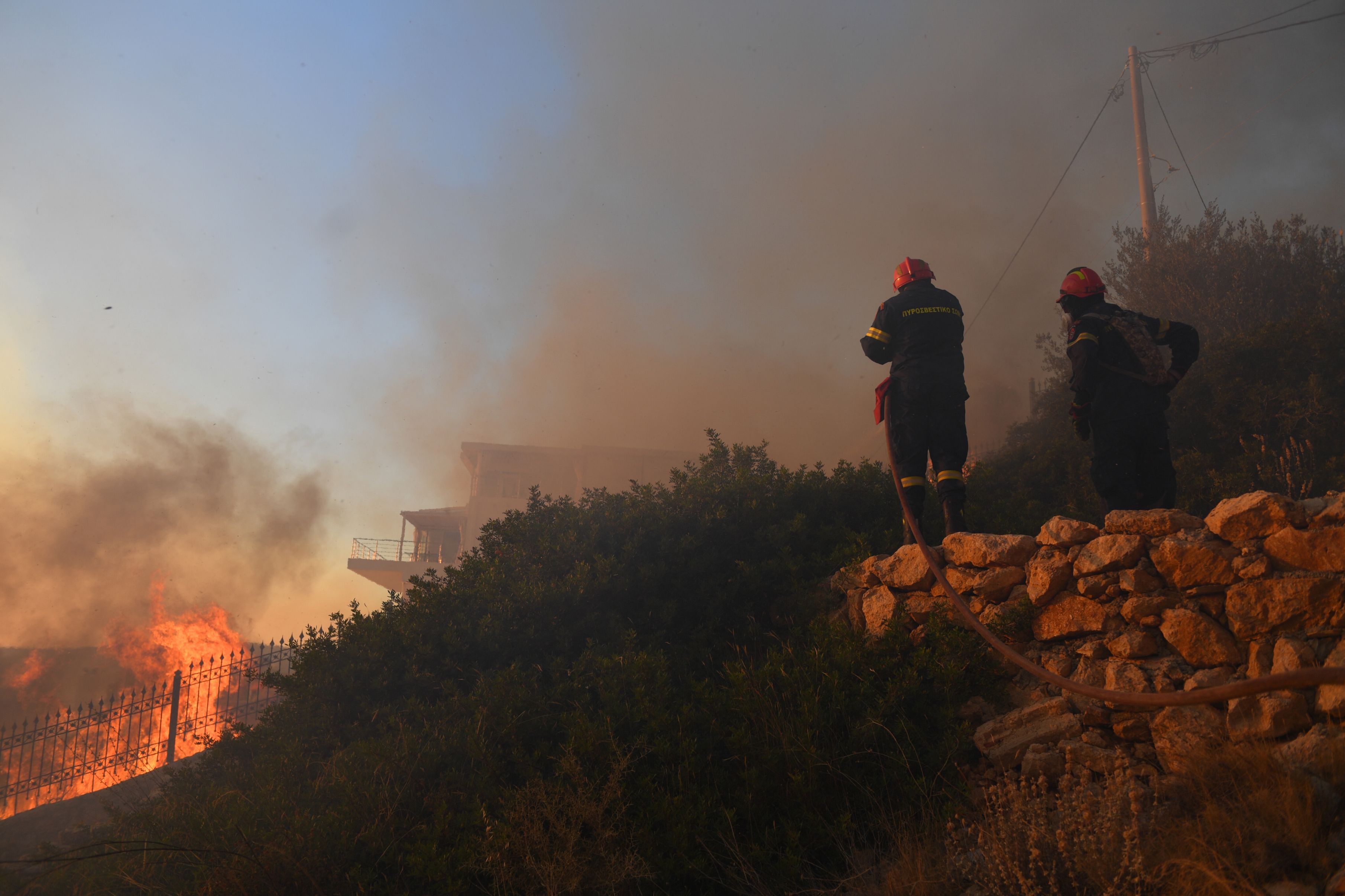 Incendiile din Grecia s-au extins din cauza vânturilor puternice. Patru localități au fost evacuate