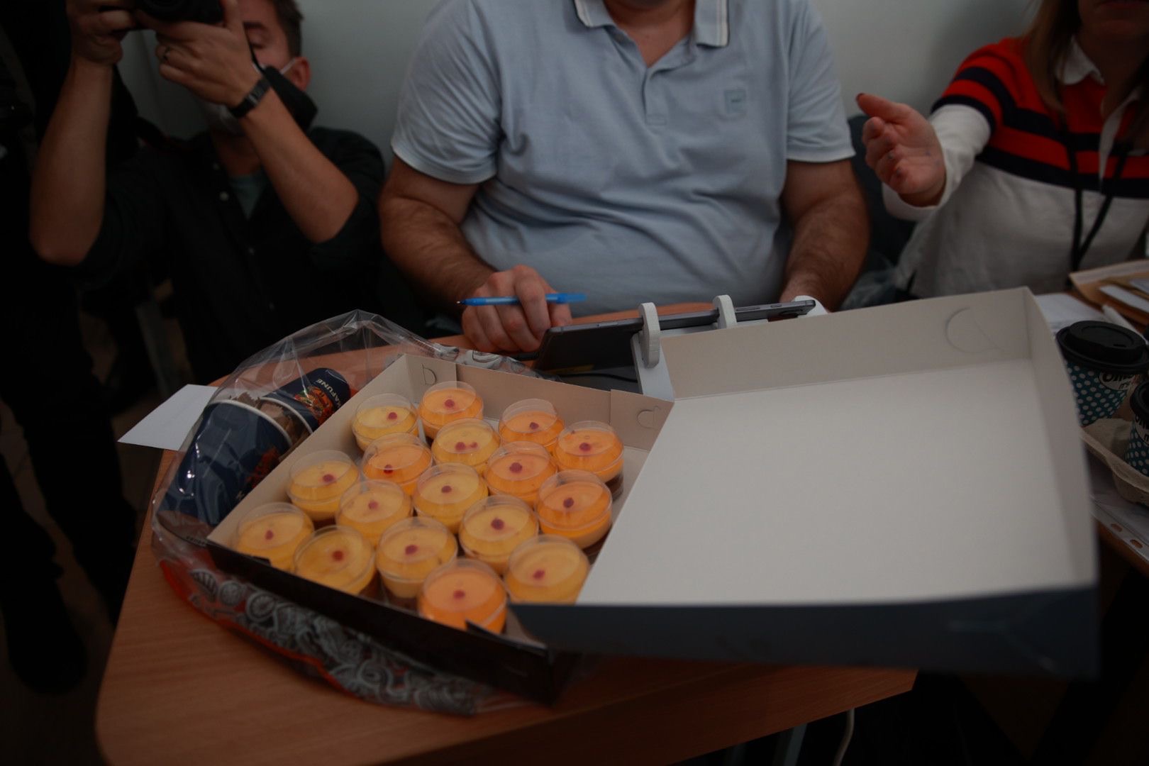 Cât costă paltonul purtat de Elena Lasconi în ziua alegerilor prezidențiale din 24 noiembrie. Ce a adus la secția de votare: „Fără blat”
