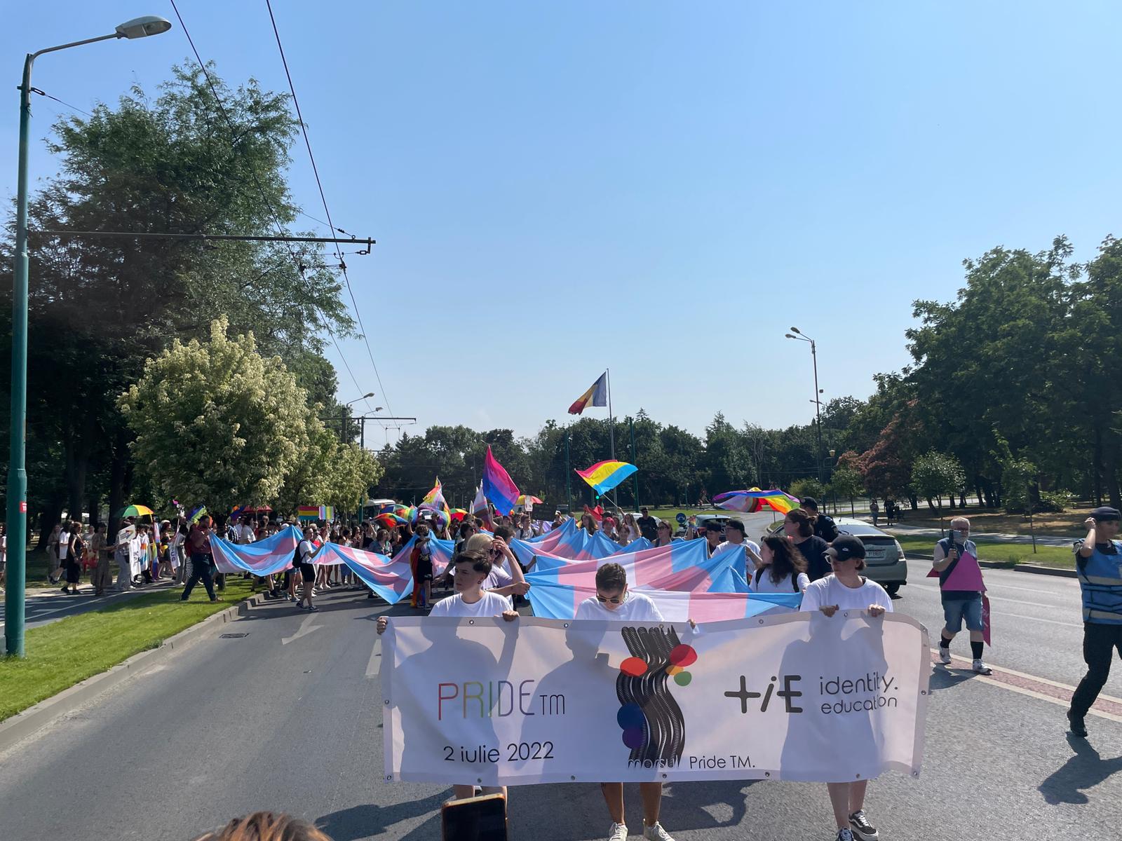 Sute de participanți la primul marș Pride din Timișoara. „Trăim într-o țară din UE care nu oferă nici o formă de recunoaștere cuplurilor de același gen”