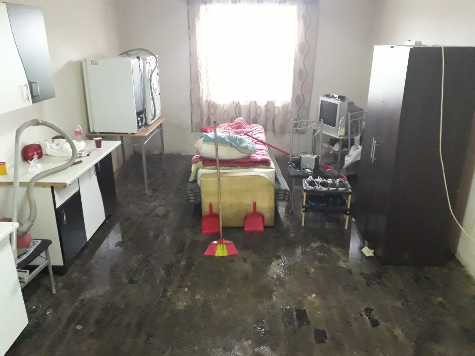 Unsprezece apartamente ale unui bloc din Bod, judeţul Braşov, au fost inundate/ VIDEO&GALERIE FOTO