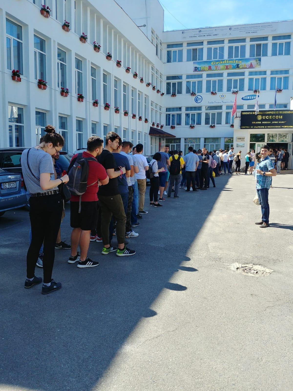 Alegeri europarlamentare | Mobilizare uriașă în București și în restul țării. Sute de alegători stau la cozi și așteaptă minute pentru a vota (FOTO și VIDEO)