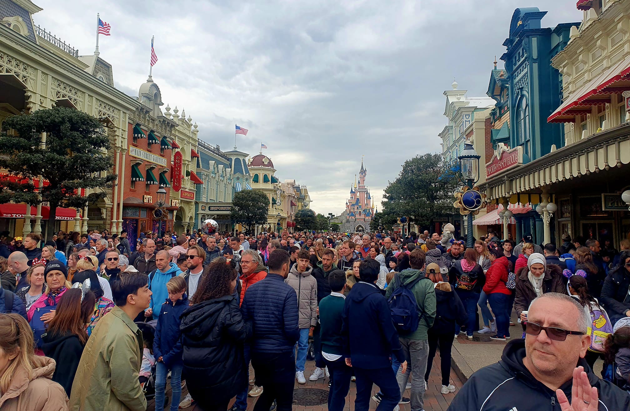 Ponturi pentru o vacanță reușită la Disneyland, Paris. Cum să faci economie de timp și de bani