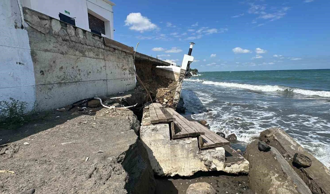 „Mai avem puțin și cădem în Marea Neagră!”. Eroziunea nu poate fi oprită, a ajuns la drum și amenință casele, la Samsun, în Turcia