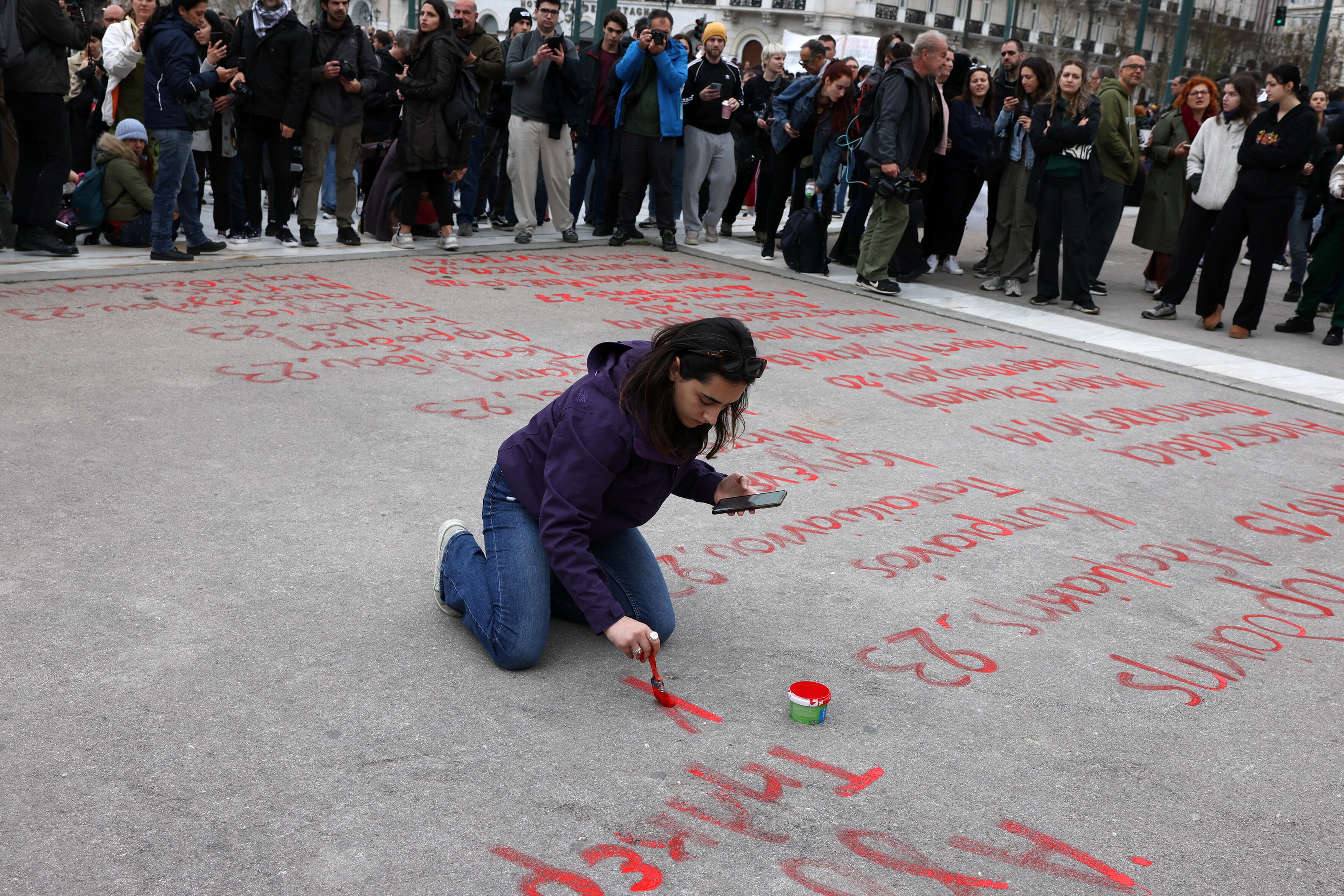 Protest pe străzile din Atena, la un an de la cel mai grav accident feroviar din istoria Greciei. „Nu uităm, cerem dreptate”
