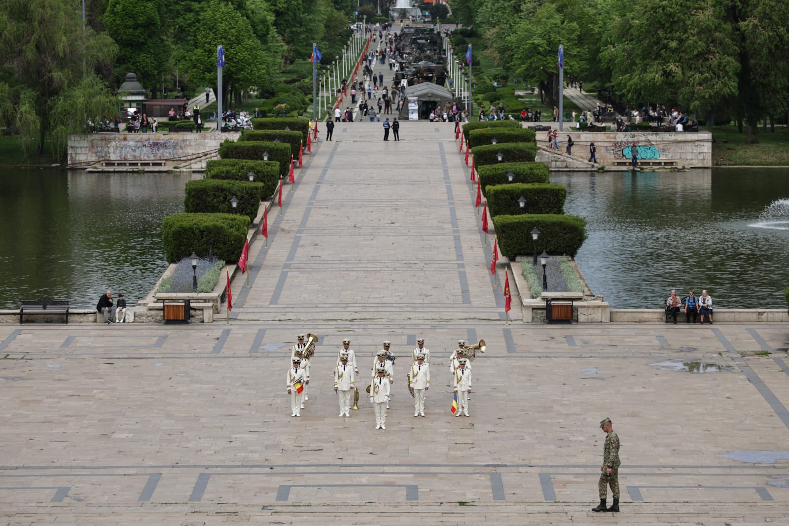Ziua Forțelor Terestre 2025. Ilie Bolojan a vizitat fără Marcel Ciolacu expoziția de echipamente și tehnică militară din Parcul Carol | VIDEO