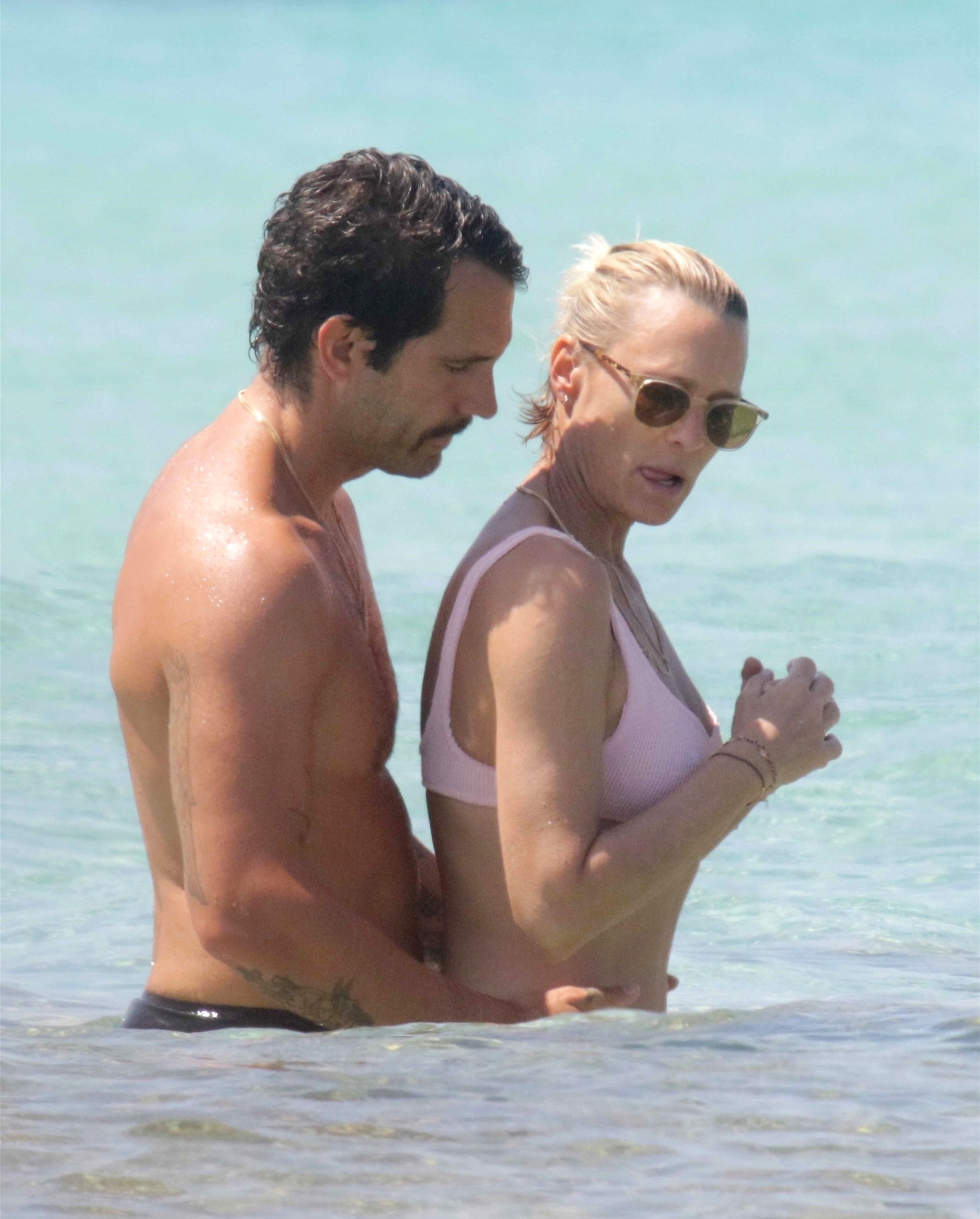 FOTO | Robin Wright, vedeta din House of Cards, în costum de baie. Actrița încă face furori, la 52 de ani