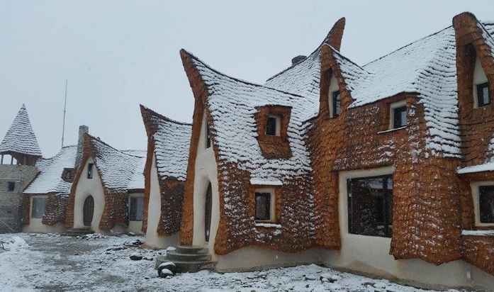 Castelul desprins parcă din basme îi fascinează pe străinii ce vizitează Transilvania GALERIE FOTO