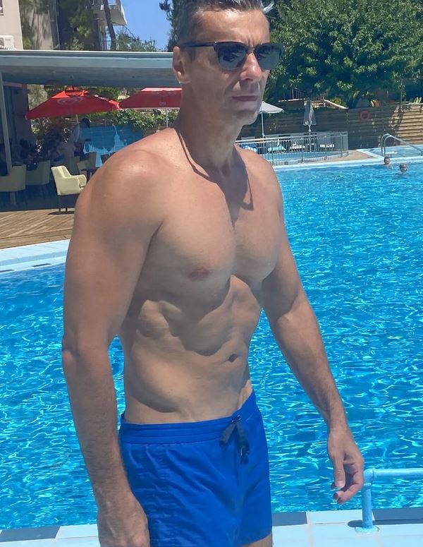 Mircea Badea, ironic la adresa lui George Buhnici: „Uitați-vă la mine, arăt ca un minor”. Cum s-a fotografiat cu Carmen Brumă la plajă