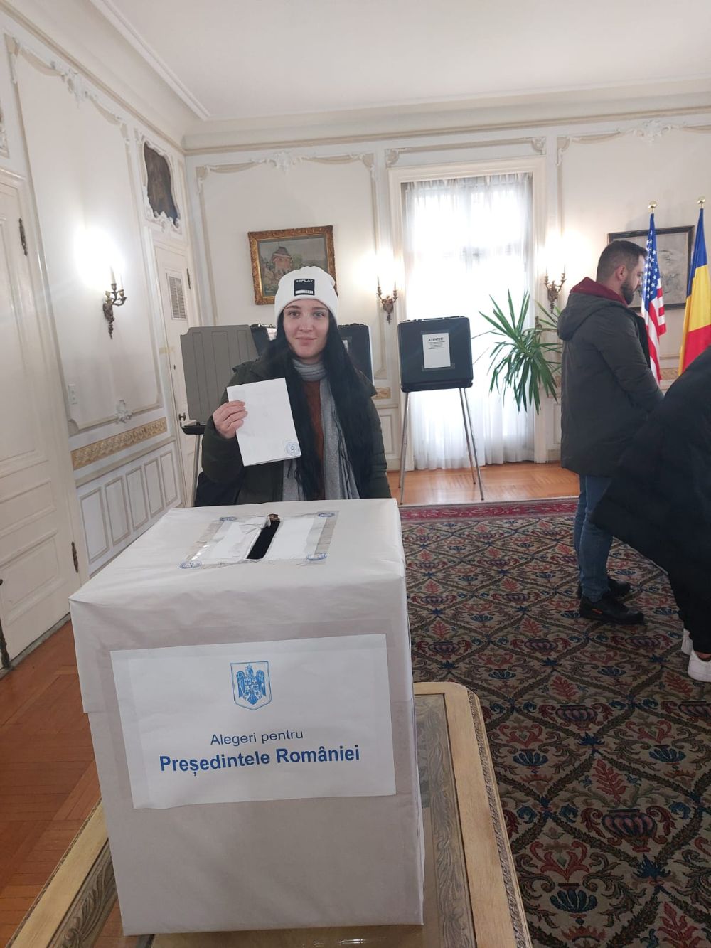 Imagini cu românii care au votat în diaspora la alegerile prezidențiale. Cel mai vârstnic alegător are 100 de ani