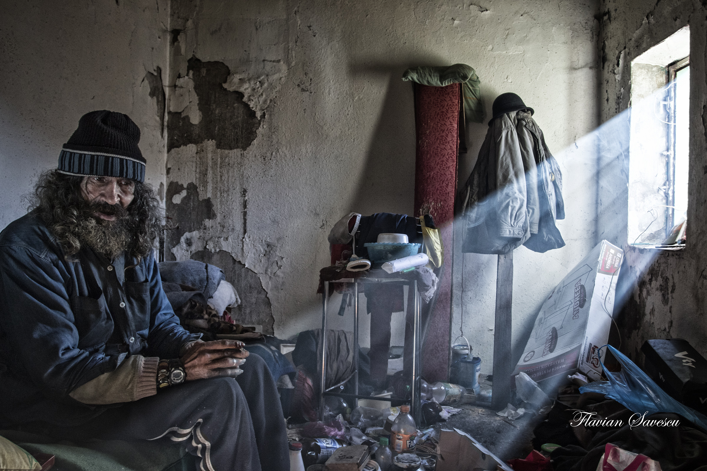 REPORTAJ/Povestea lui Juju, filosoful homeless din Anina: "Eu sunt fericit. Ştii cum a murit Tolstoi? Sărac. Şi în frig“|FOTO