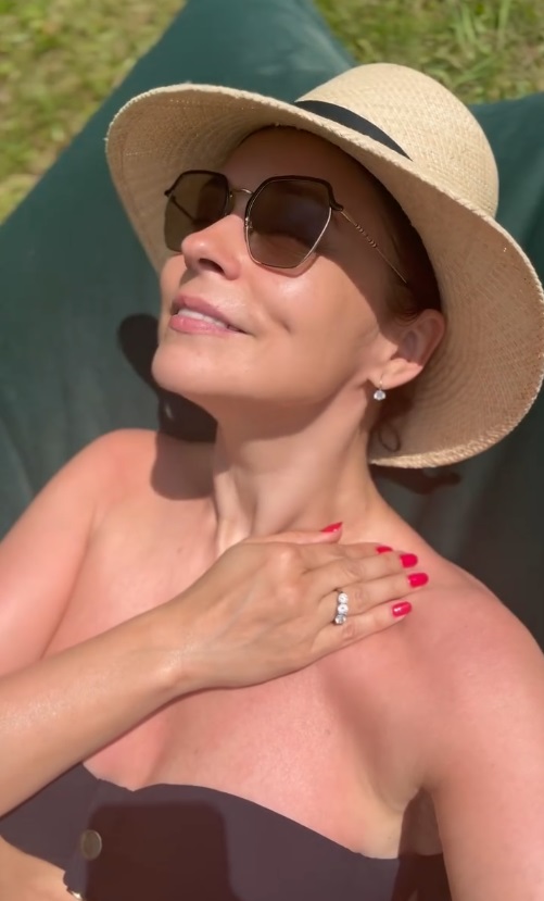 Andreea Marin a făcut plajă în curtea casei sale din Telega, Prahova. Cum a apărut în costum de baie: „Aici îmi regăsesc echilibrul”
