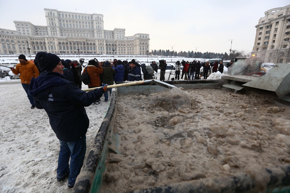 VIDEO EXCLUSIV| Primul utilaj de topit zăpada a fost pus în acțiune, în Piața Victoriei