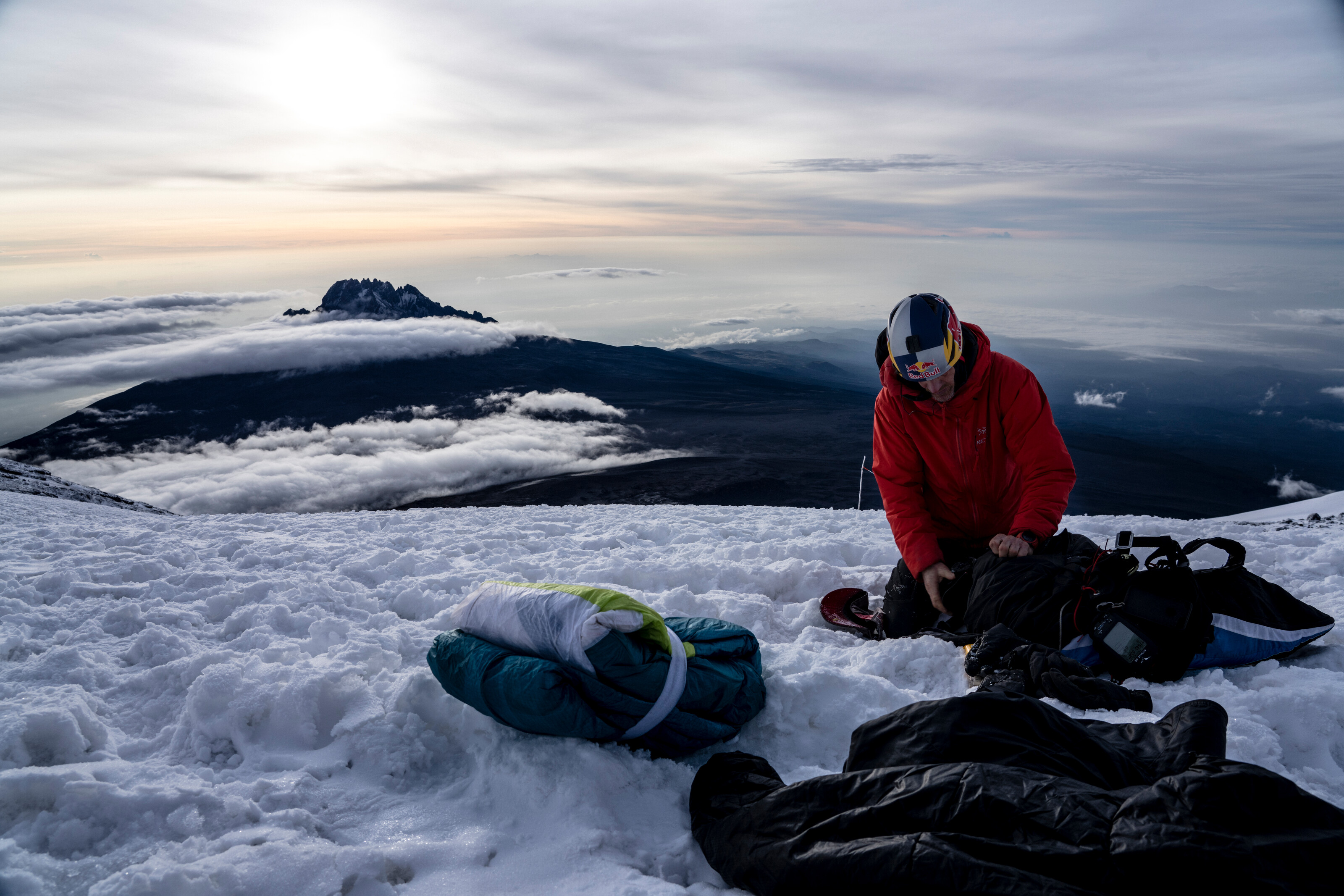 Alpinistul Will Gadd, ultimul om care urcă pe un celebru traseu montan, printre ghețarii care se topesc pe Kilimanjaro. Imagini spectaculoase