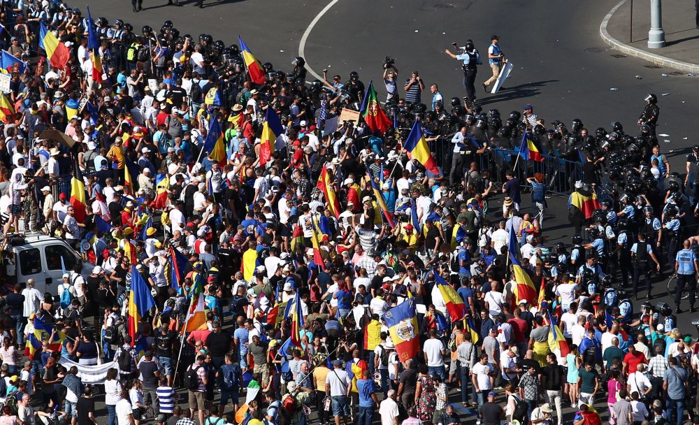 UPDATE. Război de stradă între jandarmi și huligani, în Piața Victoriei. 452 de persoane rănite / VIDEO&FOTO
