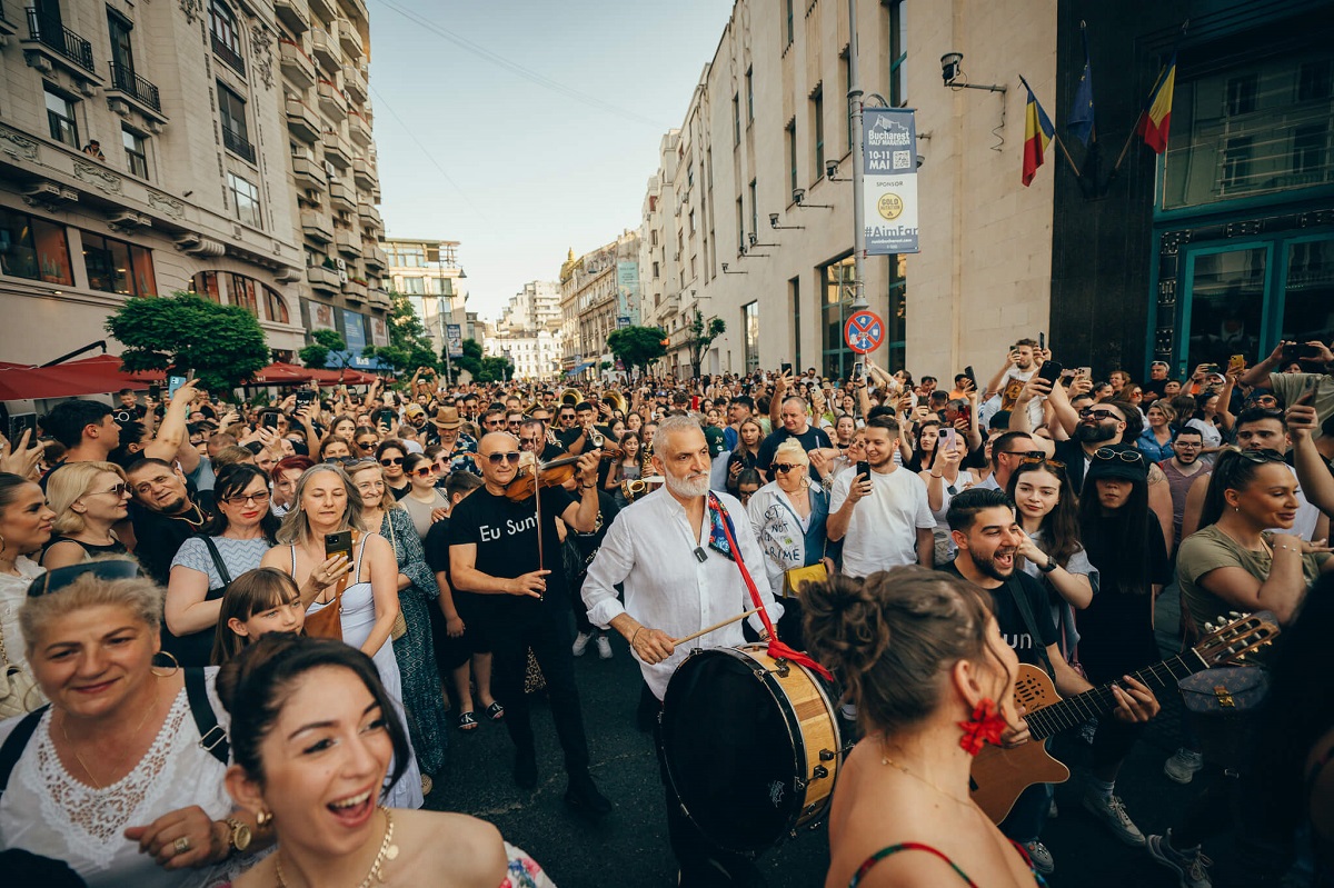 Cum a apărut Damian Drăghici cu trupa sa pe Calea Victoriei din București. Oameni de toate vârstele au dansat pe stradă
