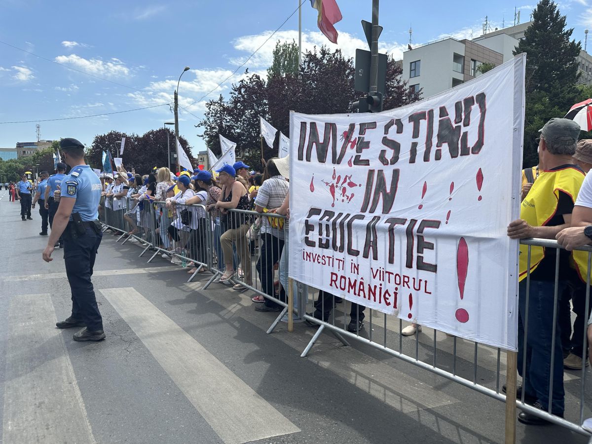 Protest al profesorilor, în a treia săptămână de grevă. Manifestanții au scandat în fața Palatului Cotroceni: „Demisia!”, „Nu cedăm!”