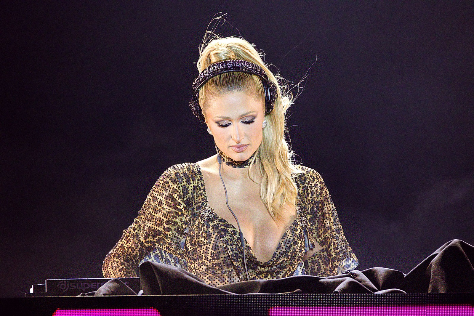 Paris Hilton nu a făcut show întâmplător la IntenCity 2025, în Craiova. Se vorbește despre o investiție în acest oraș